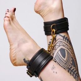Chevilléres en cuir molletonné et attaches Dorées  - The Sinners - BDSM