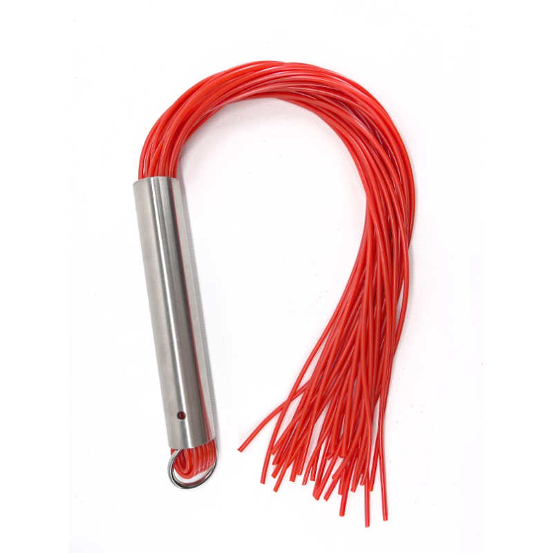 Martinet homme rouge manche métal laniéres en PVC  - The Sinners - BDSM Martinet homme rouge manche métal laniéres en PVC  - The Sinners - BDSM